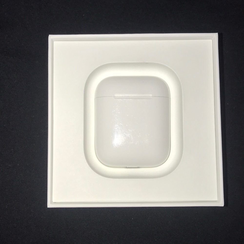 Apple airpods! - Picture 3 of 4